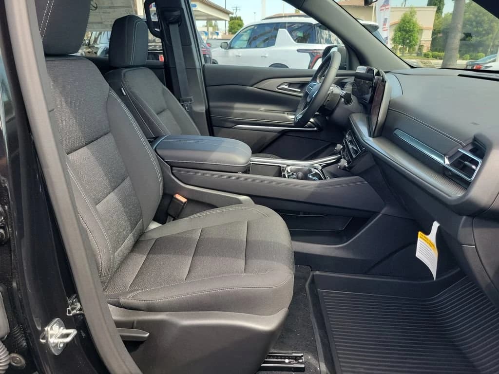 Chevrolet Traverse FWD LT 4dr 2027 — side view