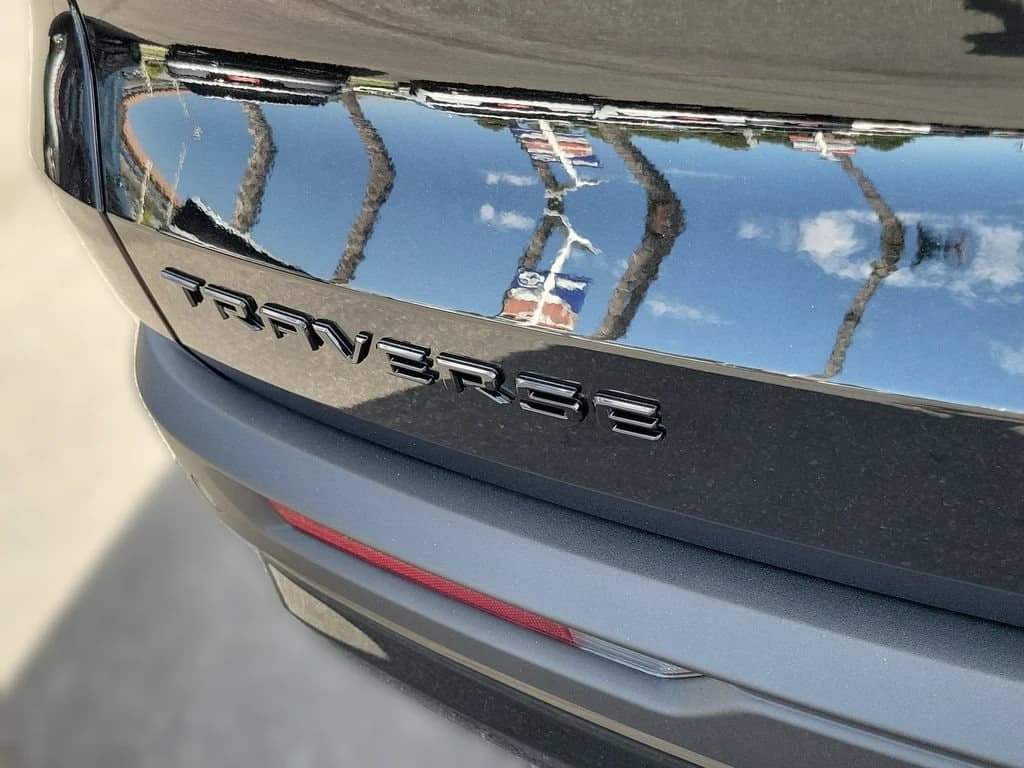 Chevrolet Traverse FWD LT 4dr 2027 — side view