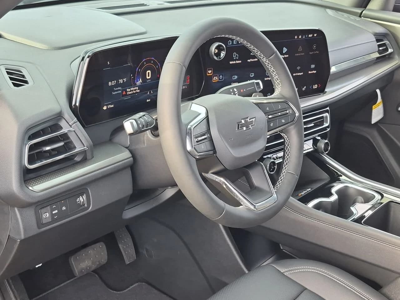 Chevrolet Traverse FWD LT 4dr 2027 — side view