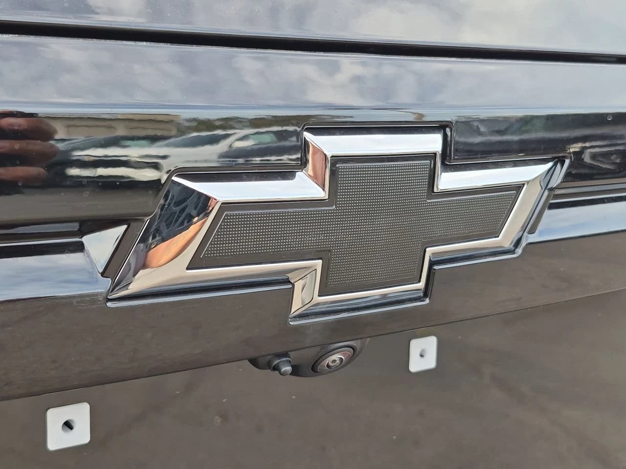 Chevrolet Traverse FWD LT 4dr 2027 — side view