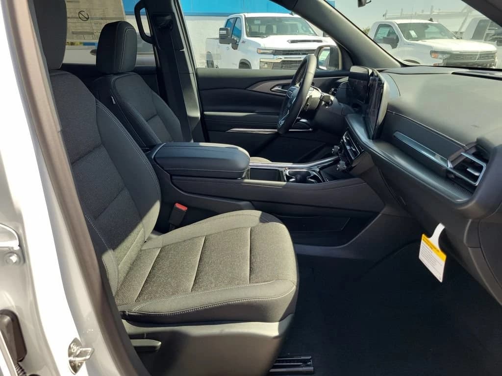 Chevrolet Traverse FWD LT 4dr 2026 — side view