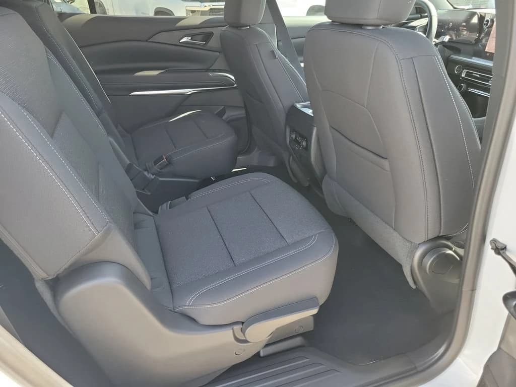 Chevrolet Traverse FWD LT 4dr 2026 — side view