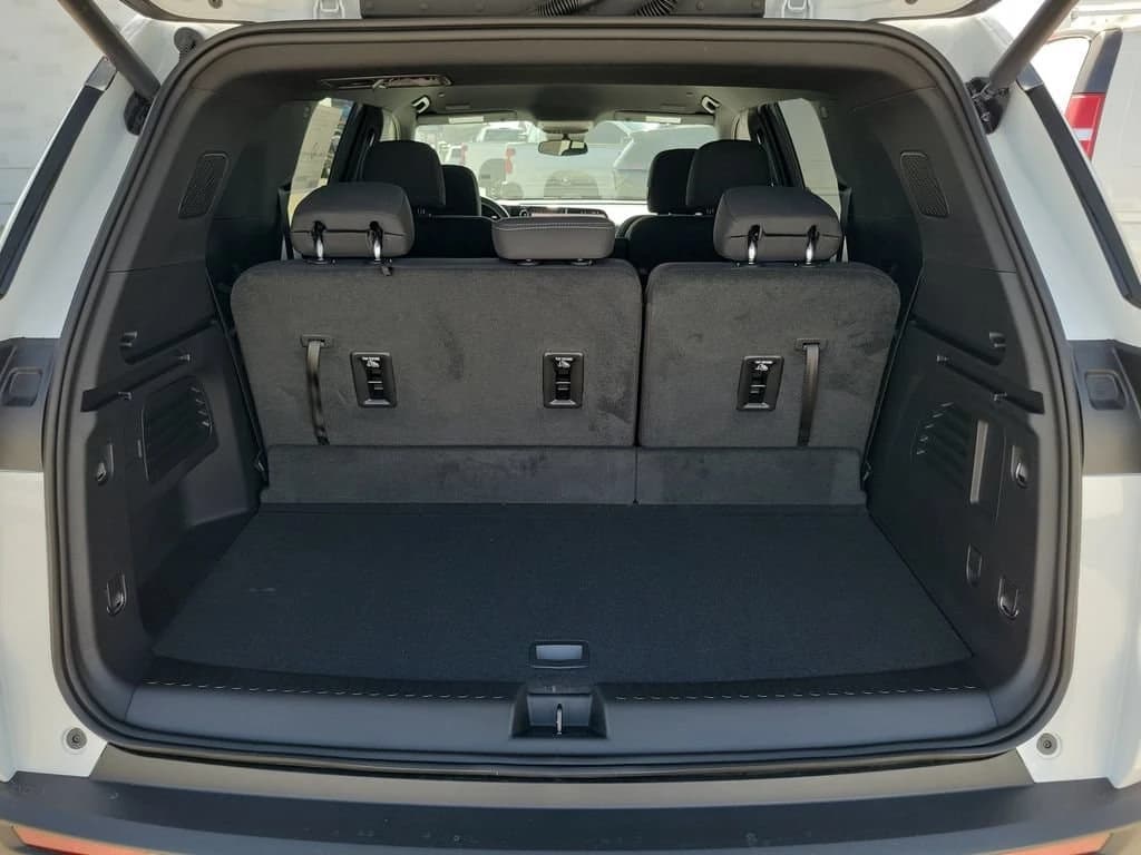 Chevrolet Traverse FWD LT 4dr 2026 — side view