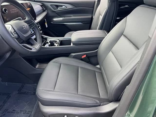 Chevrolet Traverse FWD LT 4dr 2027 — side view