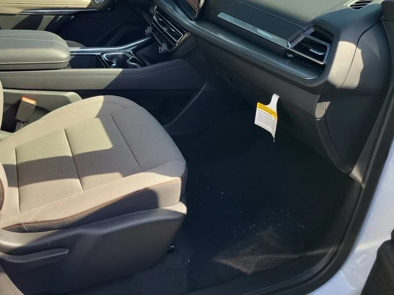 Chevrolet Traverse FWD LT 4dr 2027 — side view