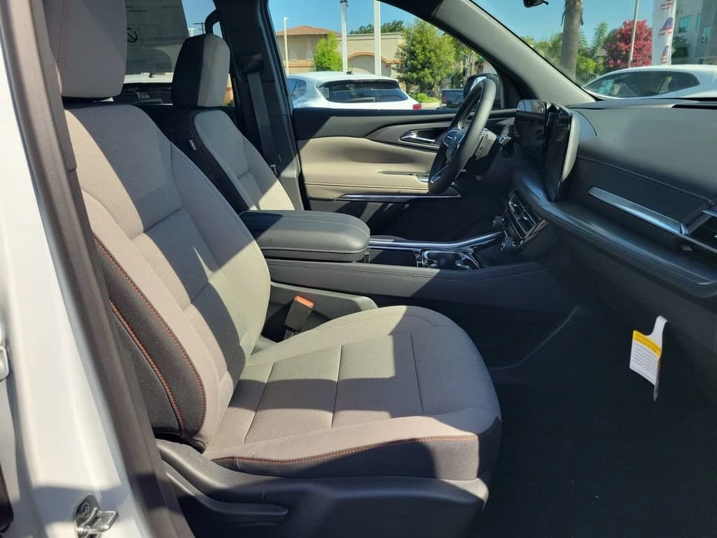Chevrolet Traverse FWD LT 4dr 2027 — side view