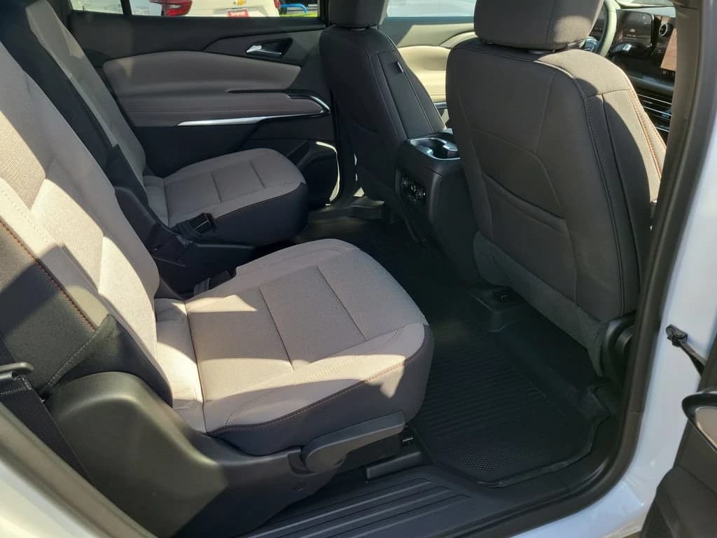Chevrolet Traverse FWD LT 4dr 2027 — side view