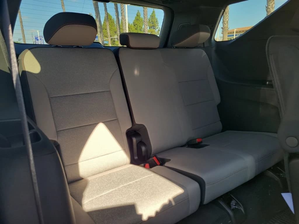 Chevrolet Traverse FWD LT 4dr 2027 — side view