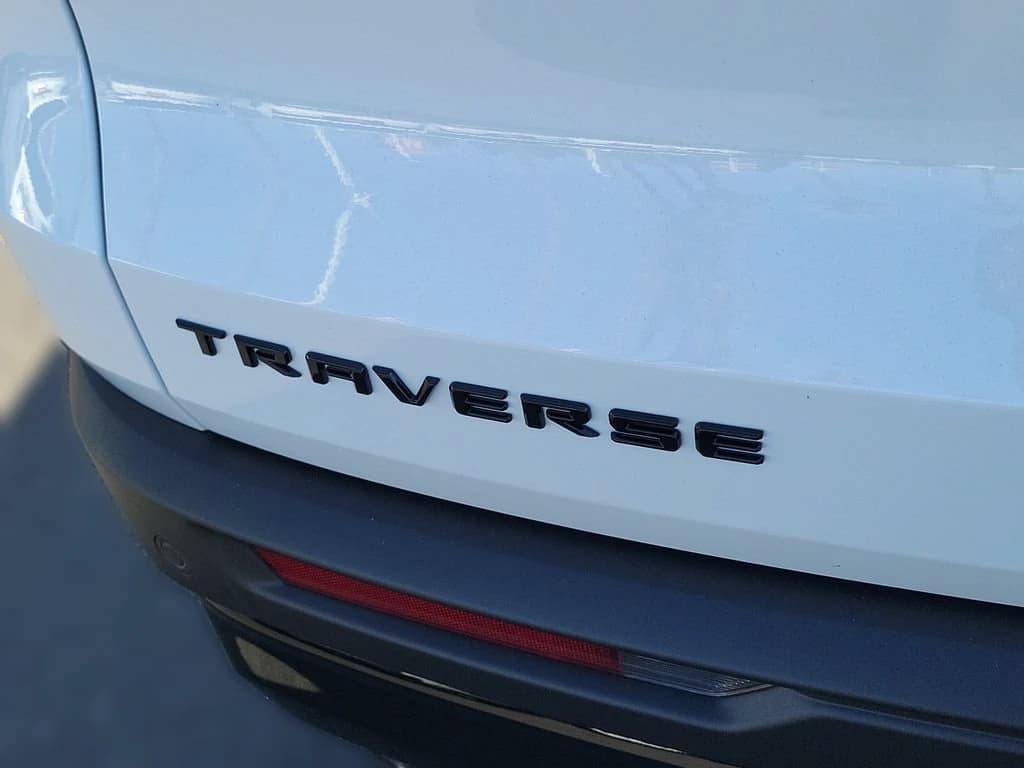Chevrolet Traverse FWD LT 4dr 2027 — side view