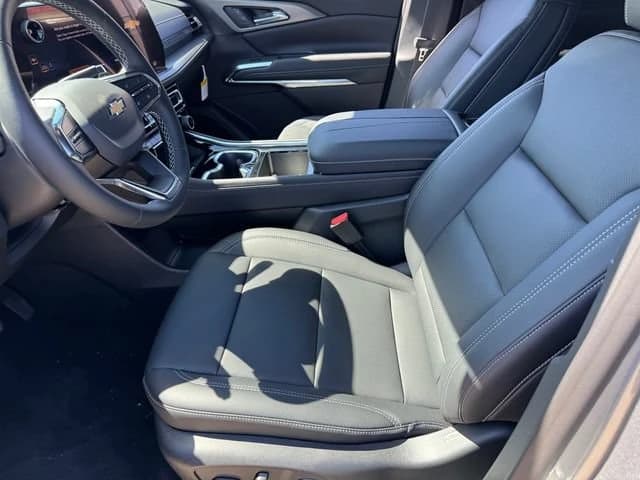 Chevrolet Traverse FWD LT 4dr 2027 — side view
