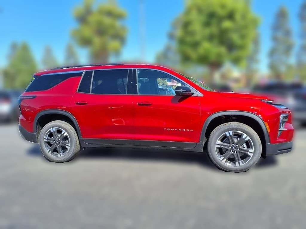 Chevrolet Traverse FWD LT 4dr 2027 — side view
