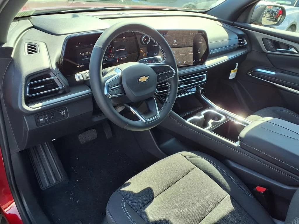 Chevrolet Traverse FWD LT 4dr 2027 — side view