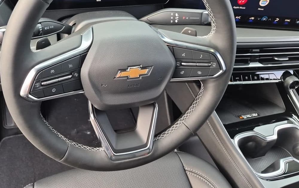 Chevrolet Traverse FWD LT 4dr 2027 — side view