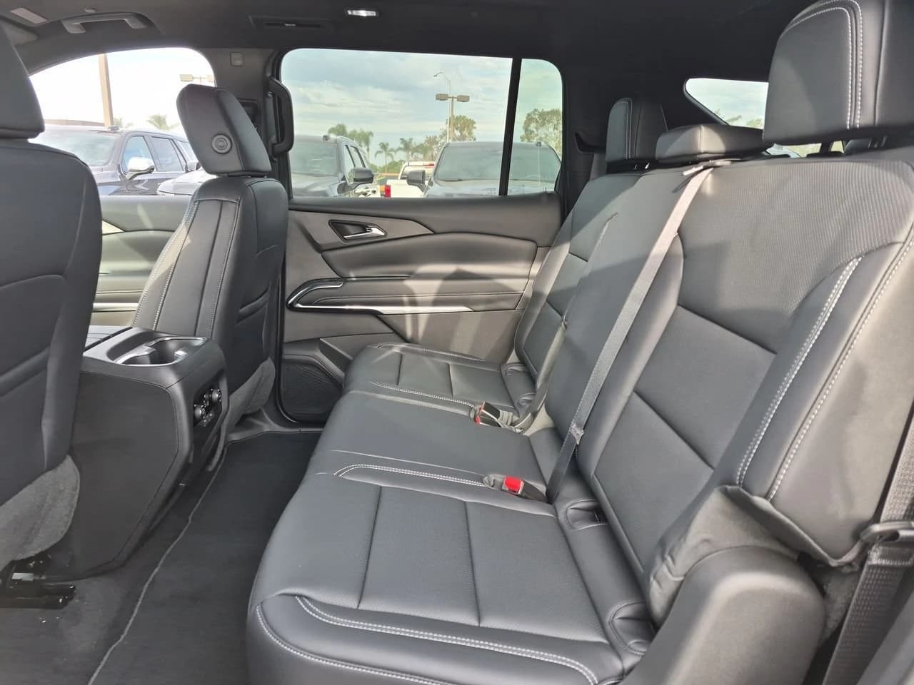 Chevrolet Traverse FWD LT 4dr 2027 — side view