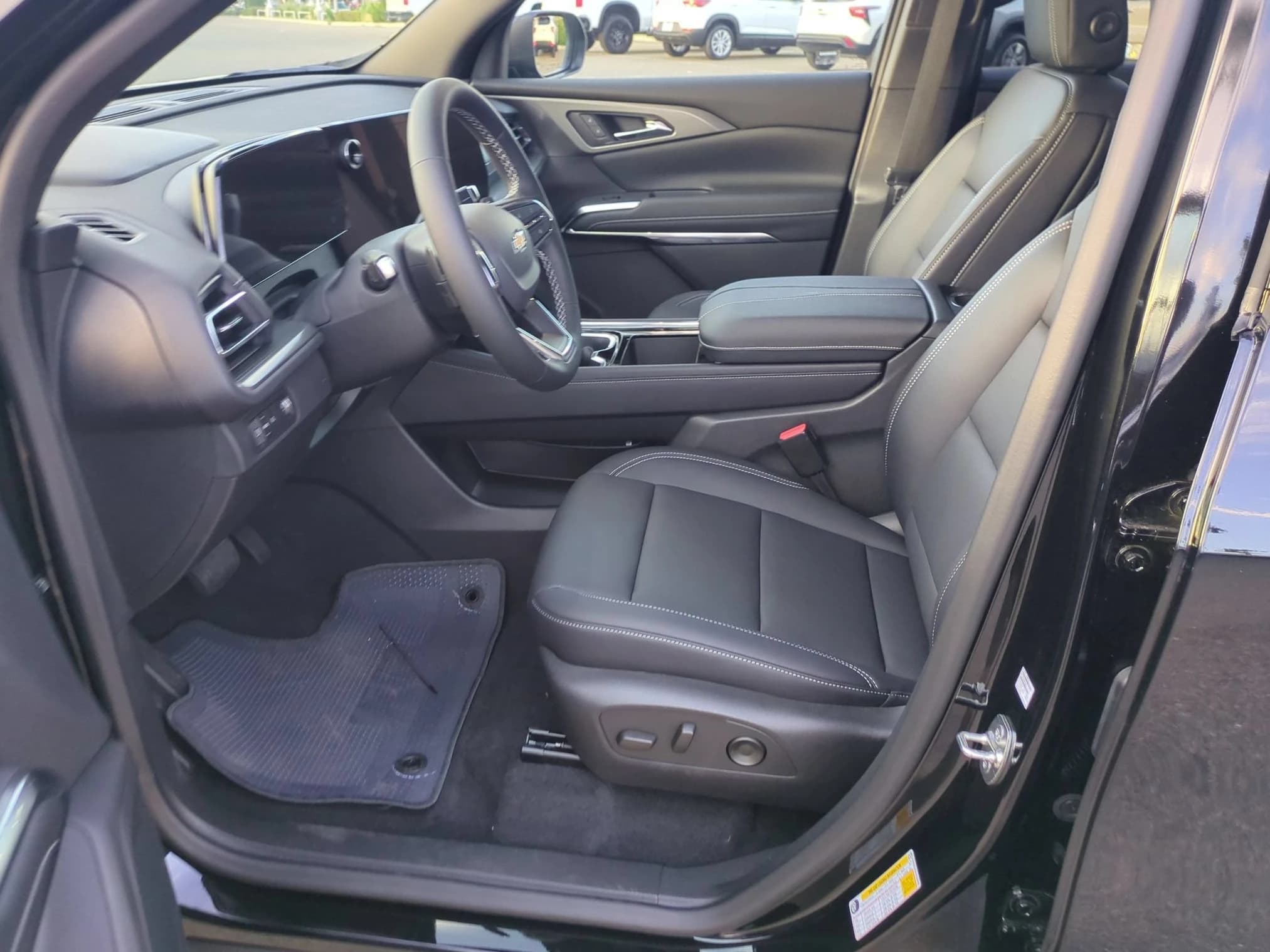 Chevrolet Traverse FWD LT 4dr 2027 — side view