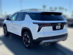 Chevrolet Traverse FWD LT 4dr 2027 — side view