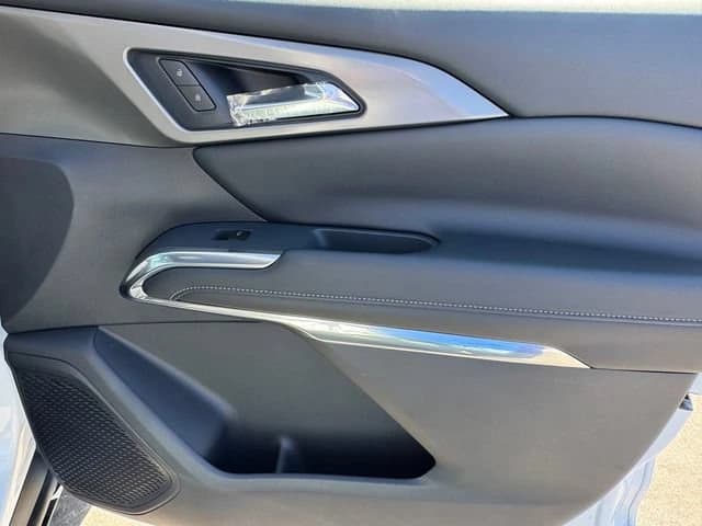 Chevrolet Traverse FWD LT 4dr 2027 — side view