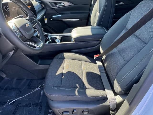 Chevrolet Traverse FWD LT 4dr 2027 — side view