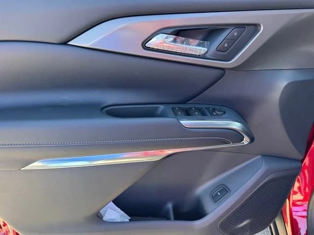 Chevrolet Traverse FWD LT 4dr 2027 — side view