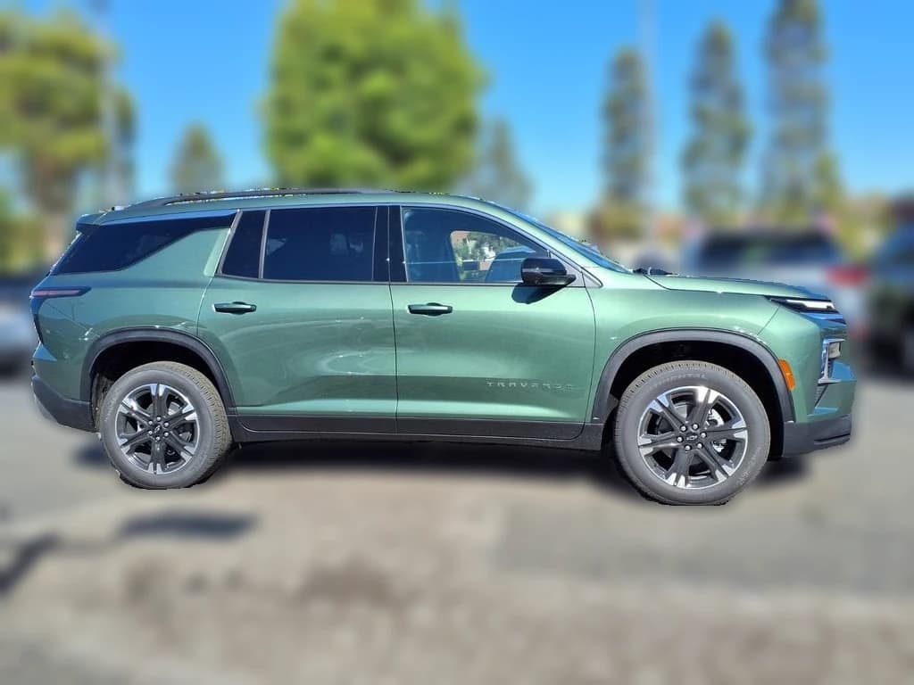 Chevrolet Traverse AWD LT 4dr 2027 — side view