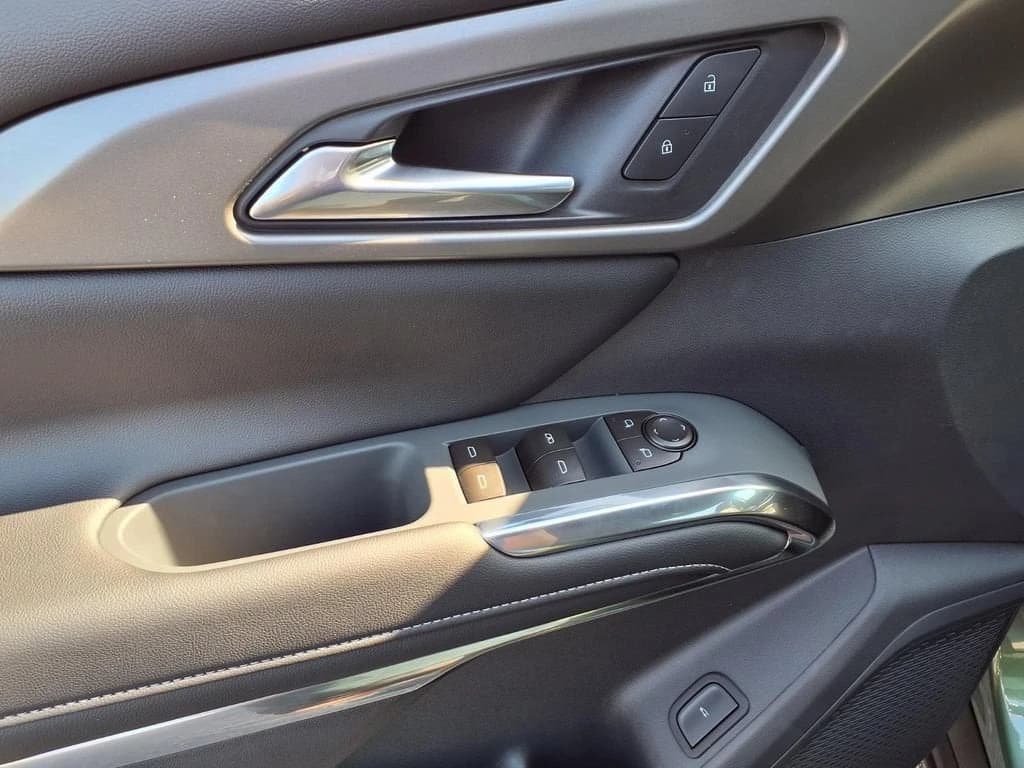 Chevrolet Traverse AWD LT 4dr 2027 — side view