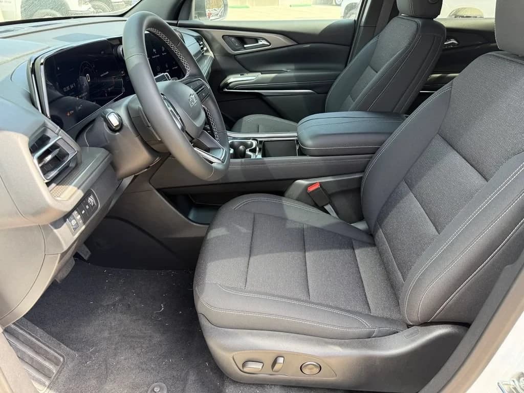 Chevrolet Traverse AWD LT 4dr 2026 — side view