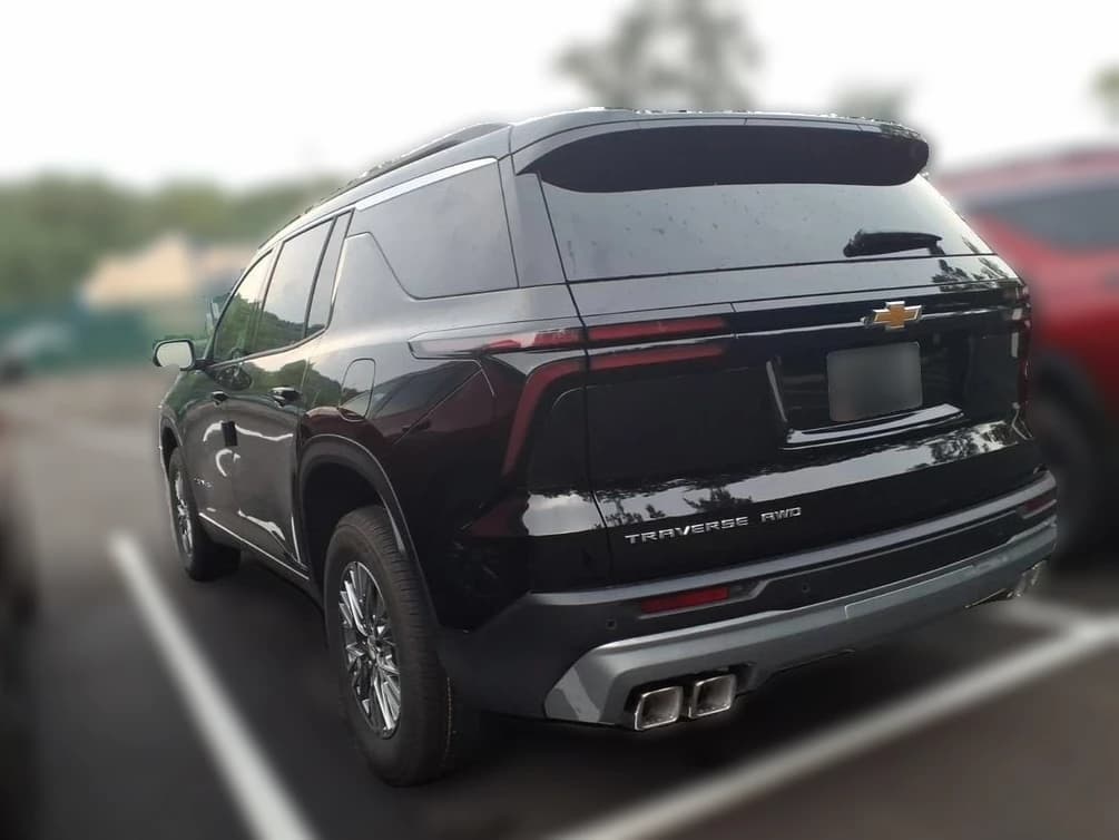 Chevrolet Traverse AWD LT 4dr 2027 — side view