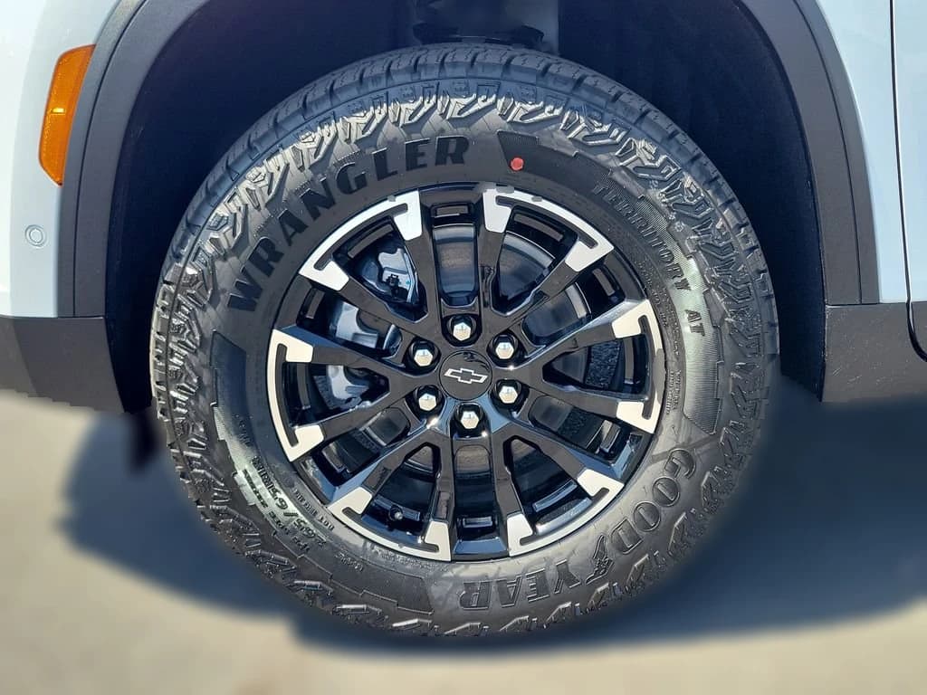 Chevrolet Traverse AWD Z71 4dr 2026 — side view