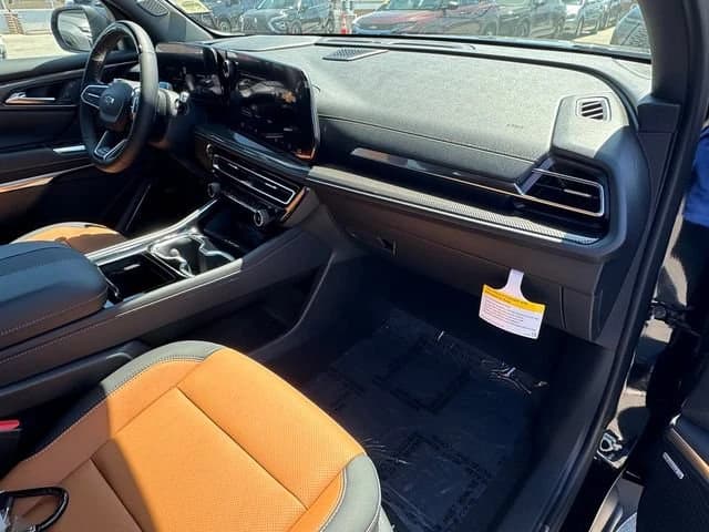 Chevrolet Traverse AWD Z71 4dr 2027 — side view