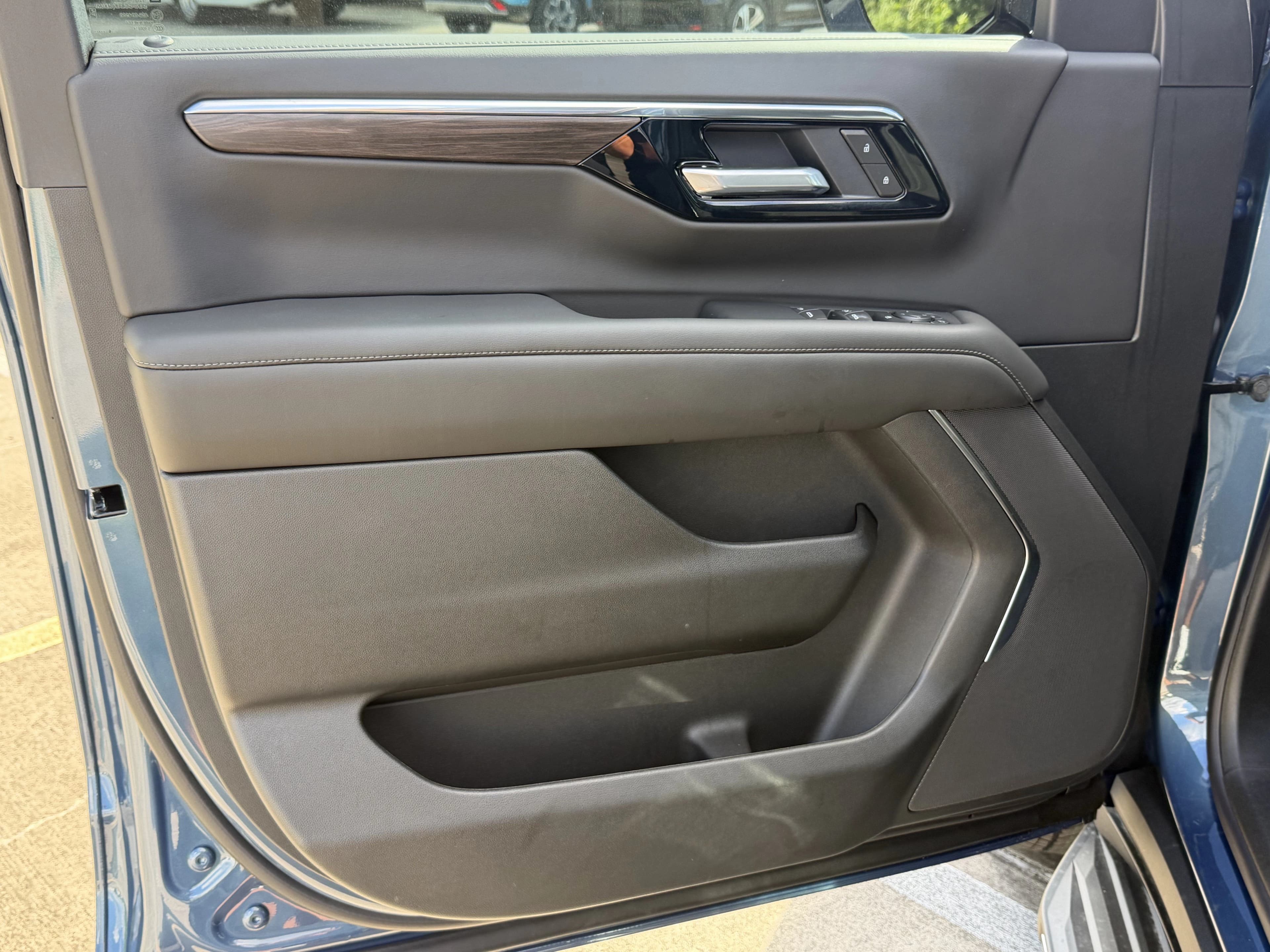 Chevrolet Tahoe LS 2WD 4dr 2026 — side view