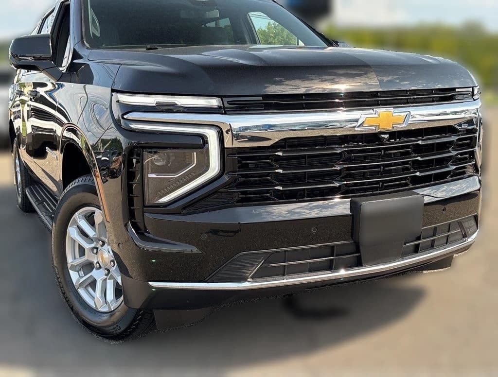 Chevrolet Suburban LS 4WD 4dr 2026 — side view