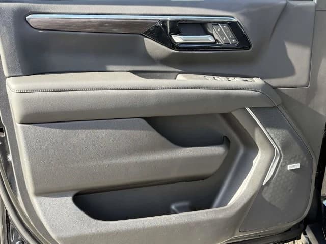 Chevrolet Suburban Z71 4WD 4dr 2027 — side view