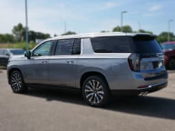 Chevrolet Suburban High Country 4WD 4dr 2026 — side view