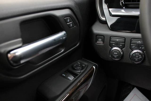 GMC Sierra 2500HD SLE 4WD Reg Cab 142" 2025 — side view