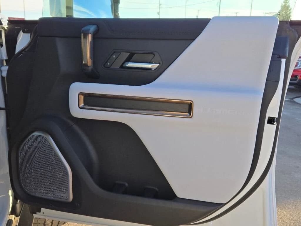 GMC HUMMER EV Pickup 3X e4WD Crew Cab 2025 — side view