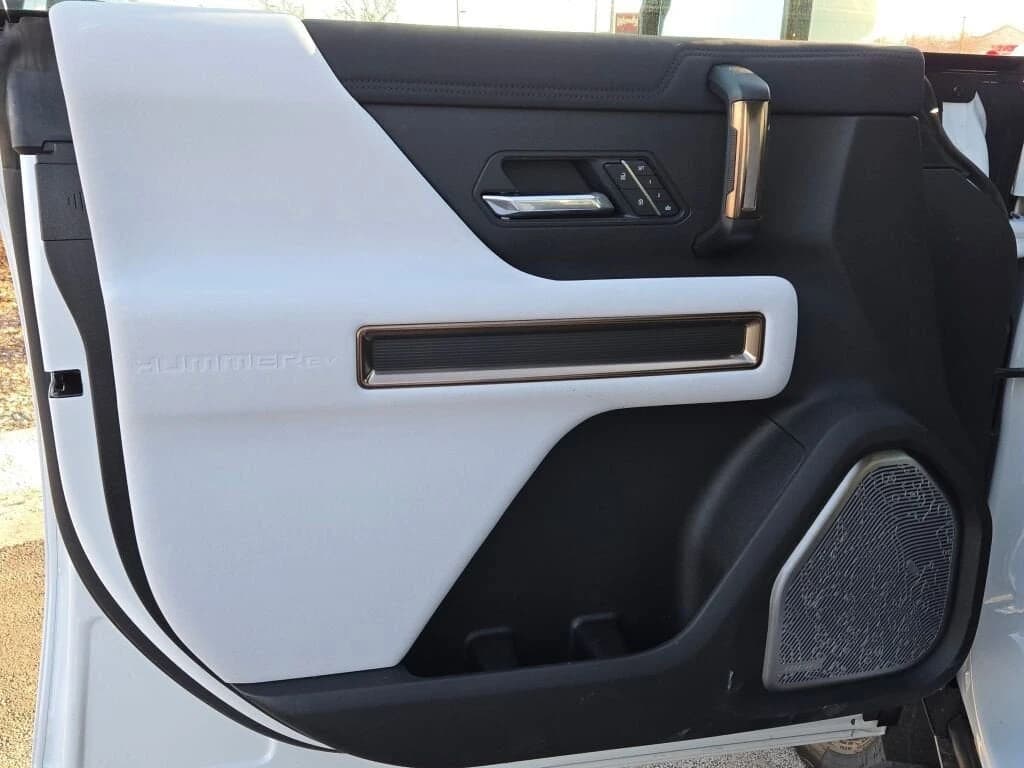 GMC HUMMER EV Pickup 3X e4WD Crew Cab 2025 — side view