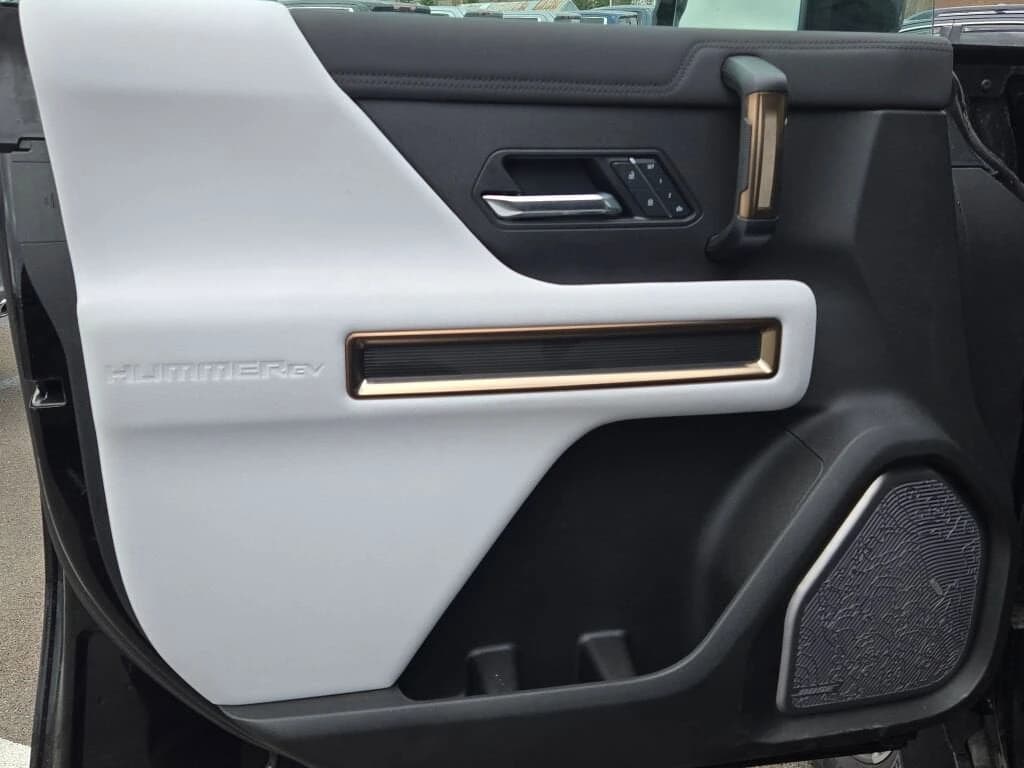 GMC HUMMER EV Pickup 3X e4WD Crew Cab 2025 — side view