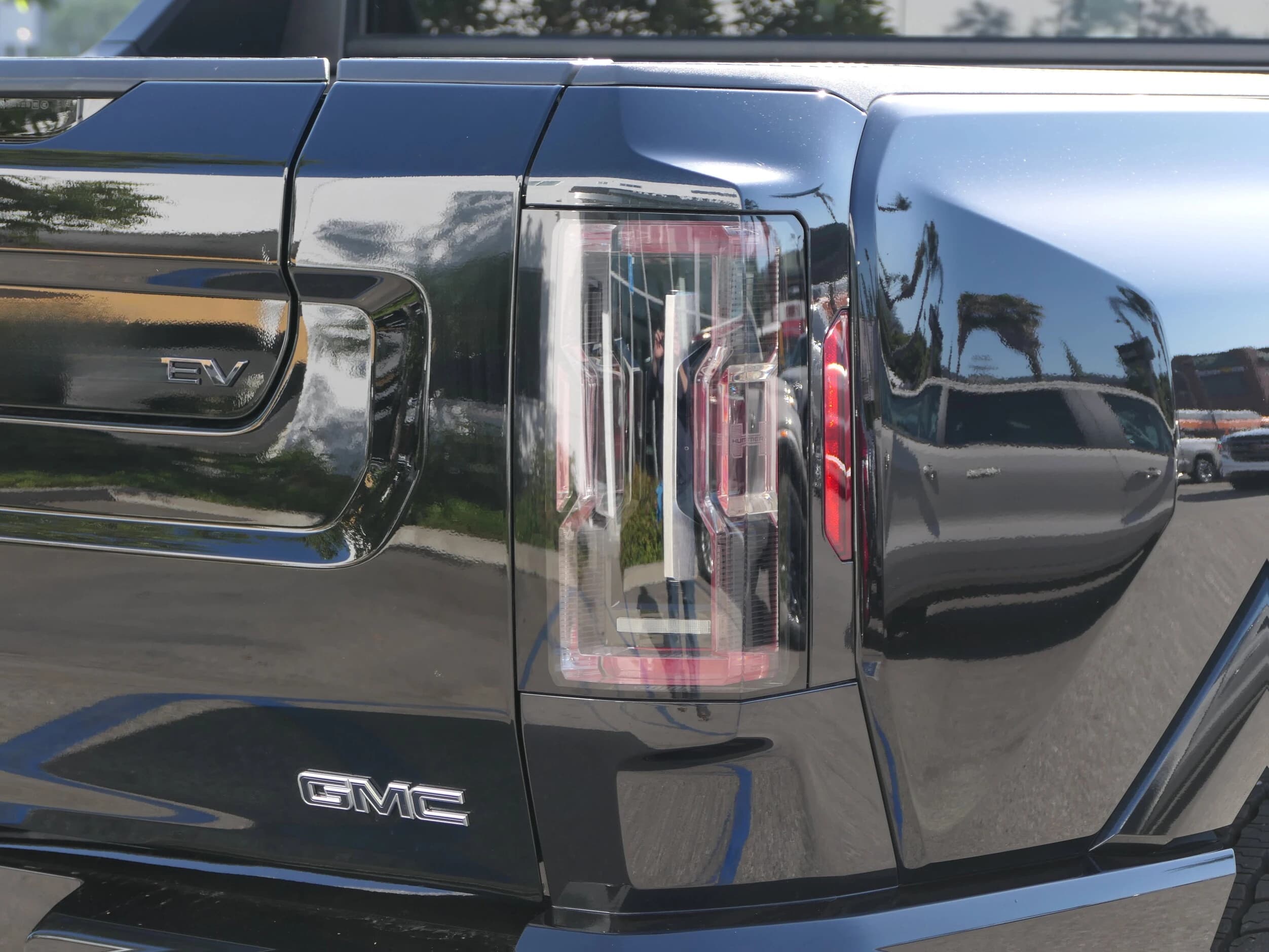 GMC HUMMER EV Pickup 2X e4WD Crew Cab 2026 — side view