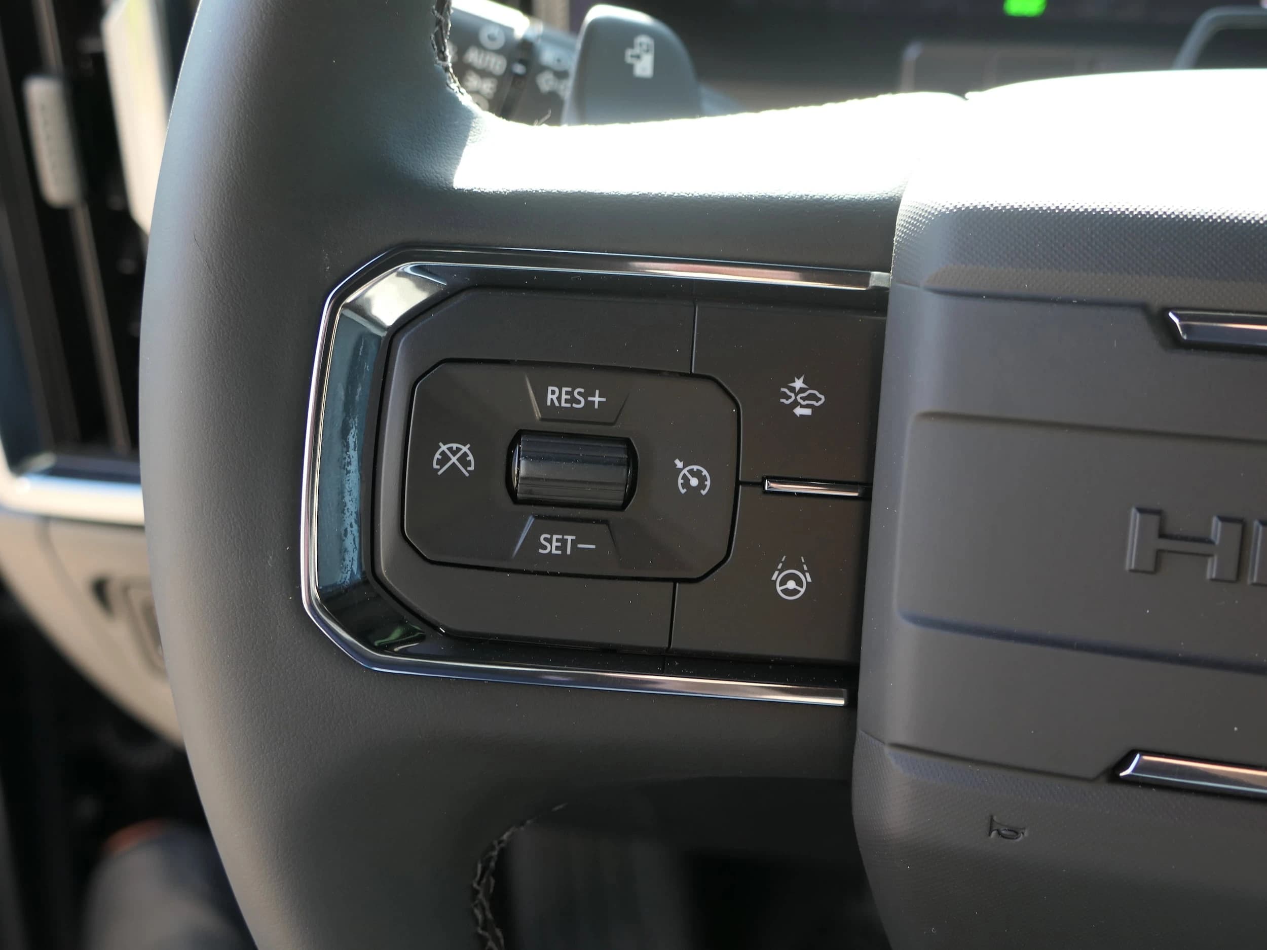 GMC HUMMER EV Pickup 2X e4WD Crew Cab 2026 — side view