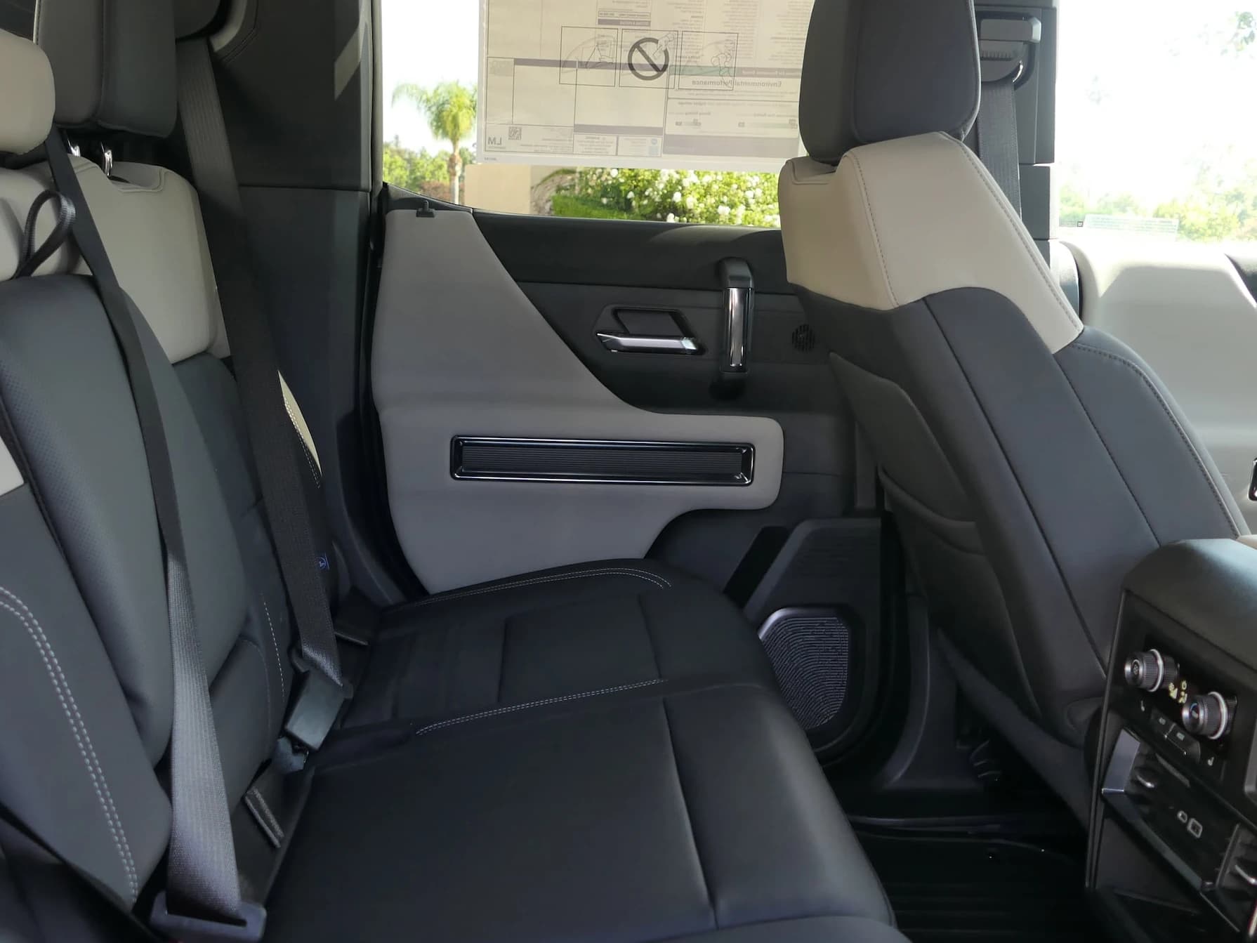 GMC HUMMER EV Pickup 2X e4WD Crew Cab 2026 — side view