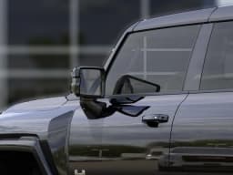 GMC HUMMER EV Pickup 2X e4WD Crew Cab 2026 — side view