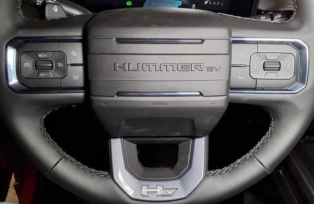 GMC HUMMER EV Pickup 2X e4WD Crew Cab 2026 — side view