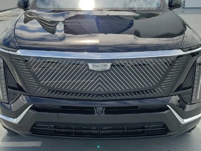 Cadillac VISTIQ Luxury AWD 4dr 2027 — side view