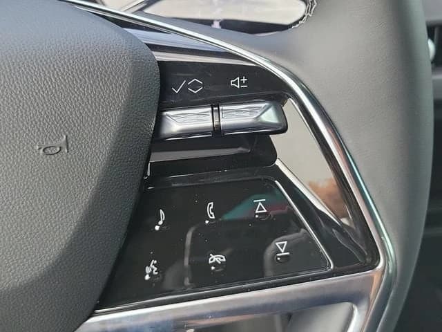Cadillac VISTIQ Luxury AWD 4dr 2027 — side view