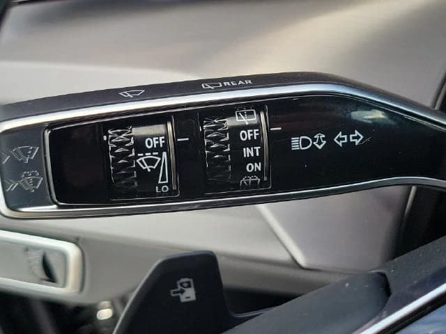 Cadillac VISTIQ Luxury AWD 4dr 2027 — side view