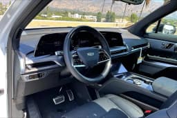 Cadillac VISTIQ Luxury AWD 4dr 2027 — side view