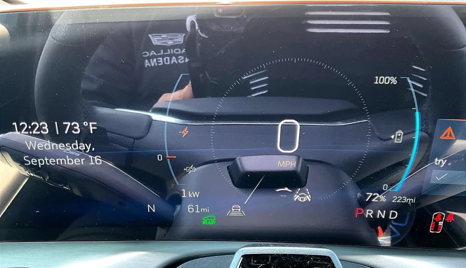 Cadillac VISTIQ Luxury AWD 4dr 2027 — side view