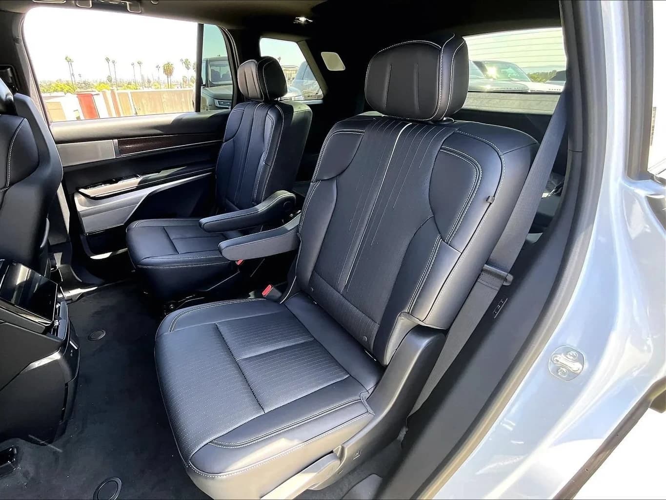Cadillac VISTIQ Luxury AWD 4dr 2027 — side view