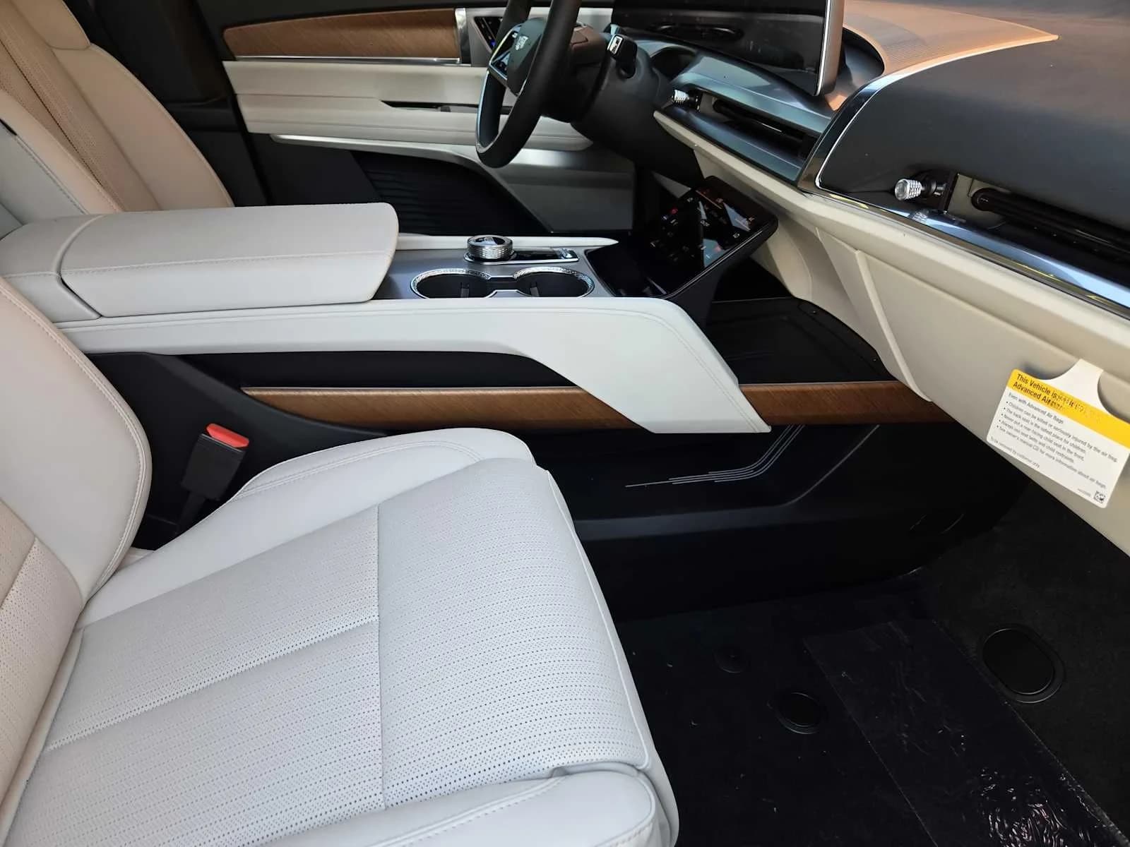 Cadillac VISTIQ Luxury AWD 4dr 2027 — side view