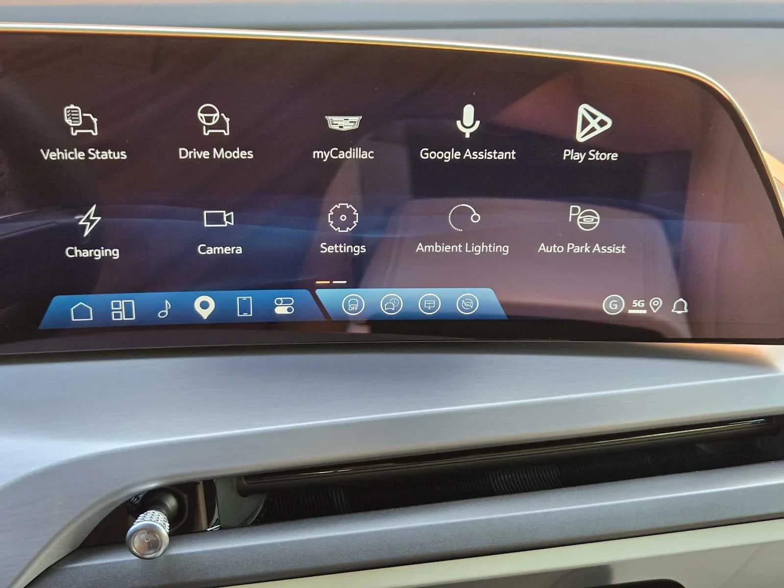 Cadillac VISTIQ Luxury AWD 4dr 2027 — side view